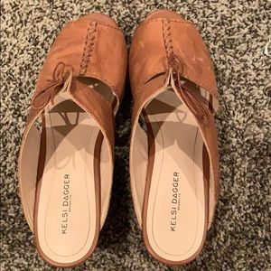 Kelsi Dagger clogs